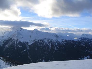 Pohled na hory v italském středisku Bormio