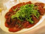 Valtellinský pokrm zvaný "bresaola"